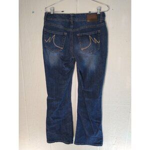 Maurices Juniors 3/4 Short Medium Wash Stretch Straight Jean Embroidered Pocket